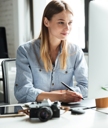 alegre-joven-trabajo-oficina-usando-computadora