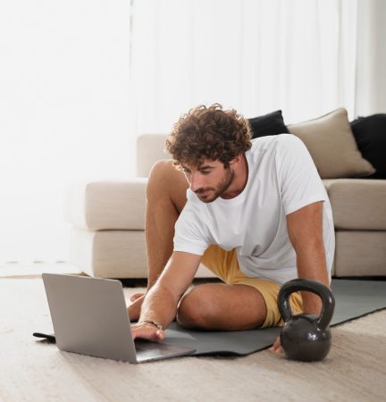 hombre-tiro-completo-laptop
